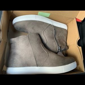 IZOD Mila Gray Suede Leather Memory Foam Boots 8.5 NWT - Box - never worn